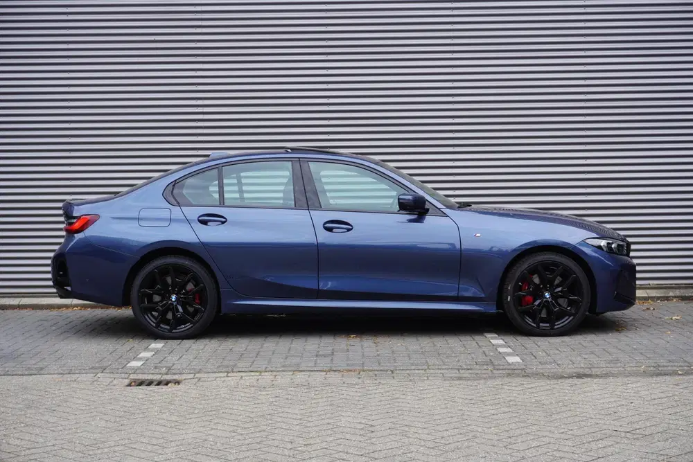 BMW 3-serie Sedan 330e M Sportpakket Pro uit 2025, foto 4