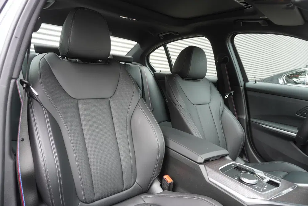 BMW 3-serie Sedan 330e M Sportpakket Pro uit 2025, foto 8
