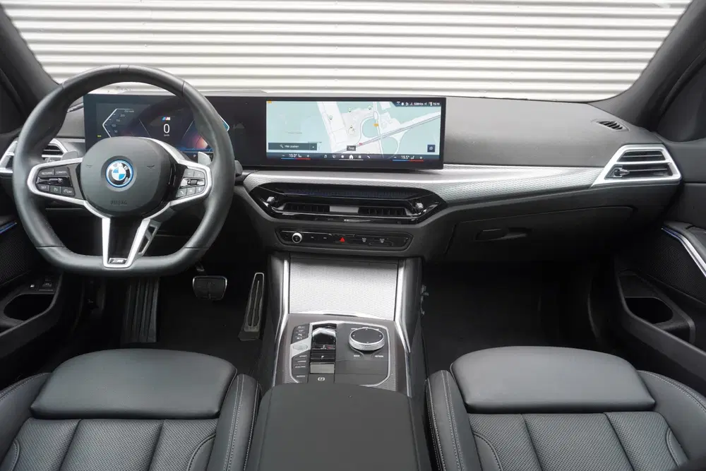 BMW 3-serie Sedan 330e M Sportpakket Pro uit 2025, foto 9