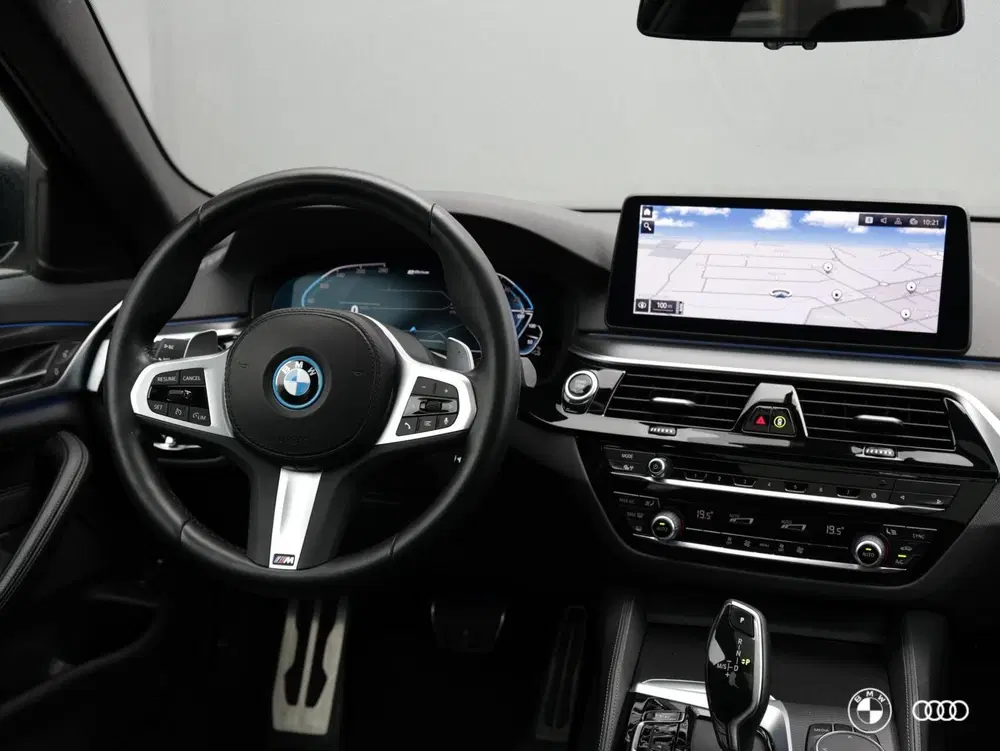 BMW 5-serie xDrive M SPORT uit 2023, foto 2