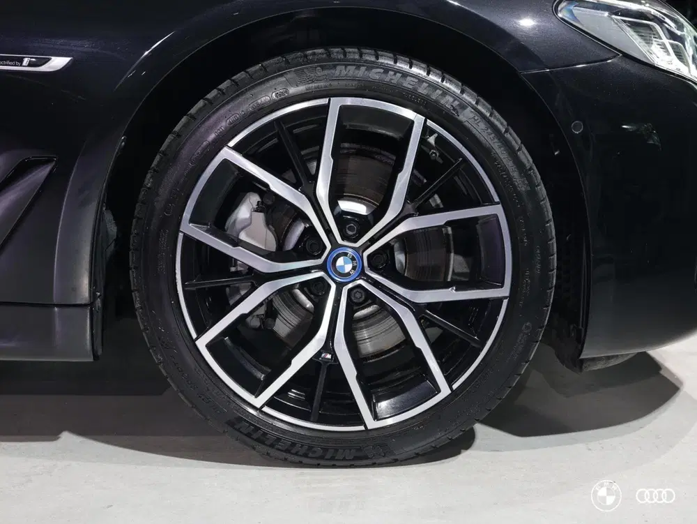 BMW 5-serie xDrive M SPORT uit 2023, foto 8
