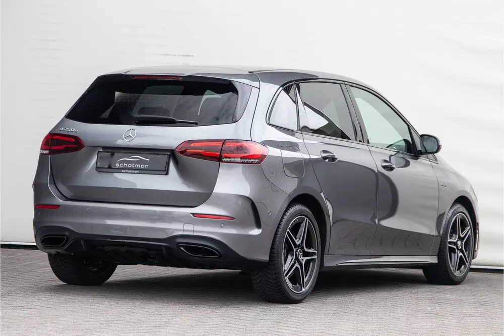 Mercedes-Benz B-Klasse 250 e AMG Night Edition uit 2020, foto 2
