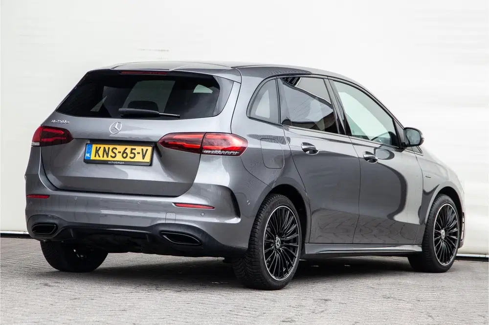 Mercedes-Benz B-Klasse 250 e AMG Night Edition uit 2020, foto 2