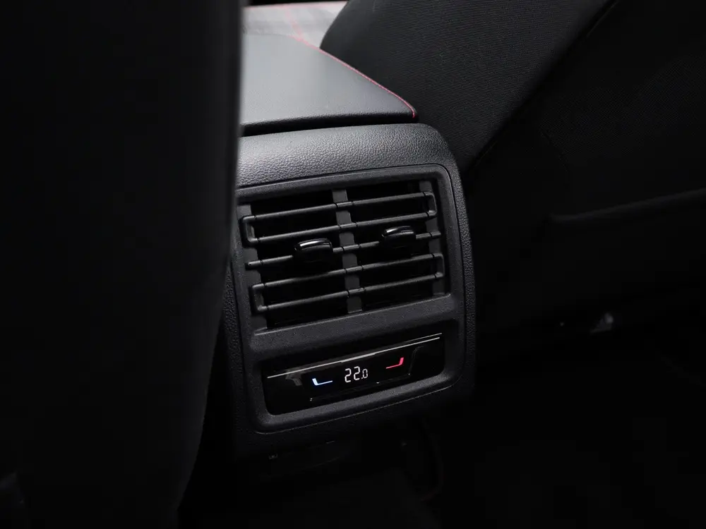 Volkswagen Golf 2.0 TSI GTI | Panoramadak | Stoel- en stuurv uit 2024, foto 13