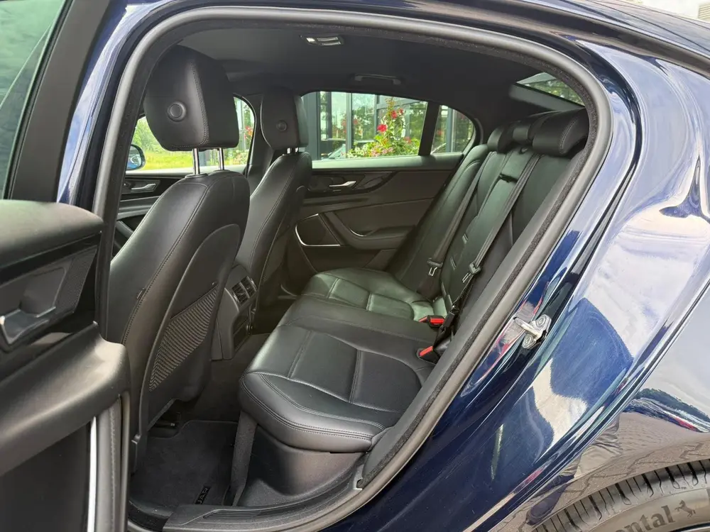 Jaguar XE 2.0 P250 S *Cruise Control & Navigatie* uit 2020, foto 10