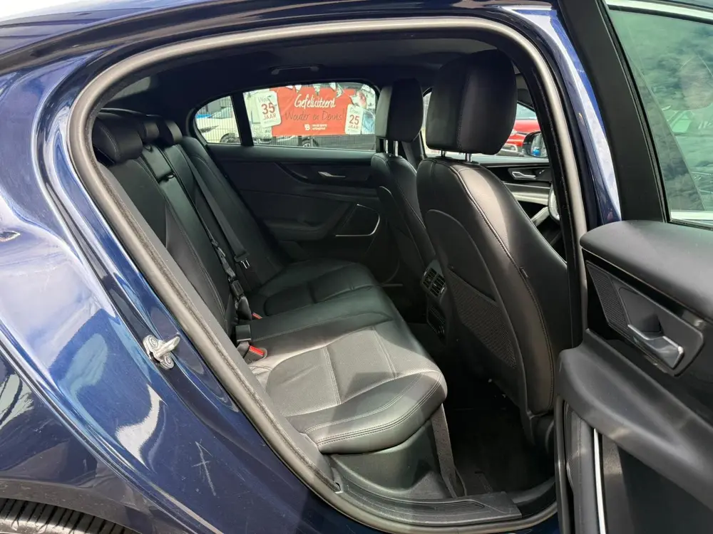 Jaguar XE 2.0 P250 S *Cruise Control & Navigatie* uit 2020, foto 12
