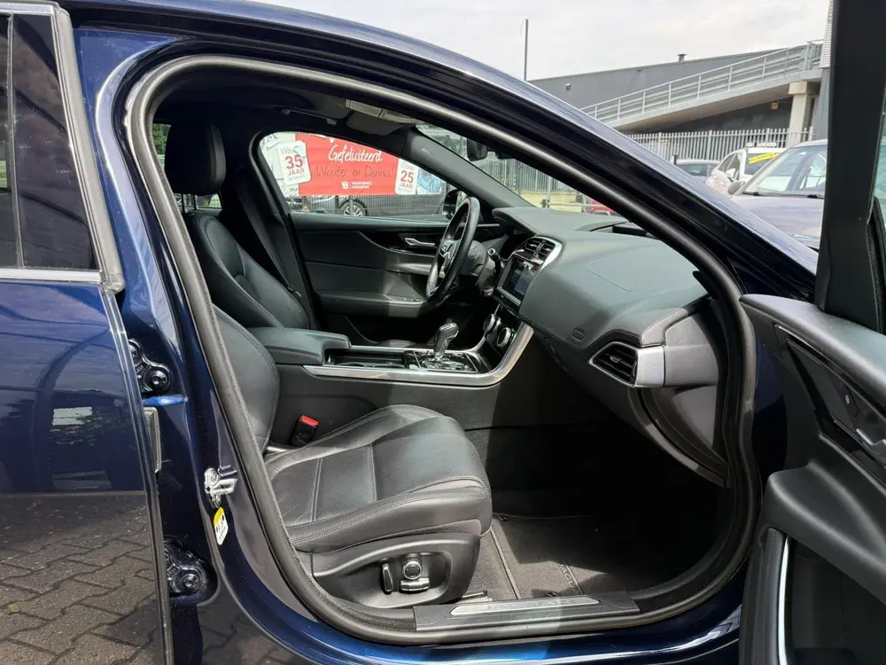 Jaguar XE 2.0 P250 S *Cruise Control & Navigatie* uit 2020, foto 13