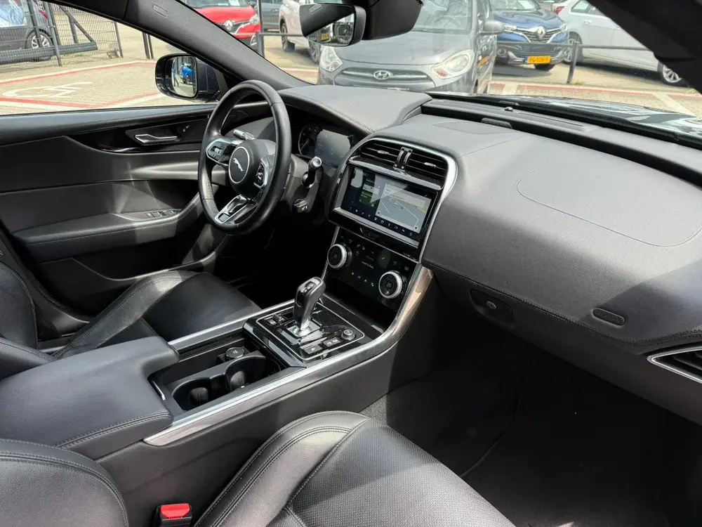 Jaguar XE 2.0 P250 S *Cruise Control & Navigatie* uit 2020, foto 14