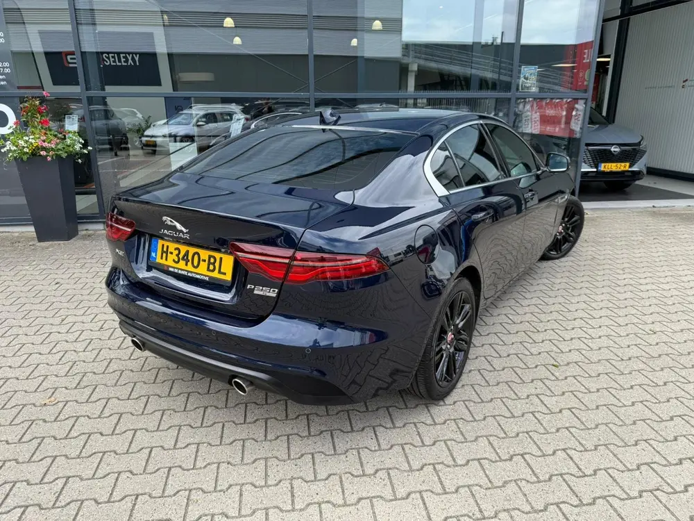 Jaguar XE 2.0 P250 S *Cruise Control & Navigatie* uit 2020, foto 2