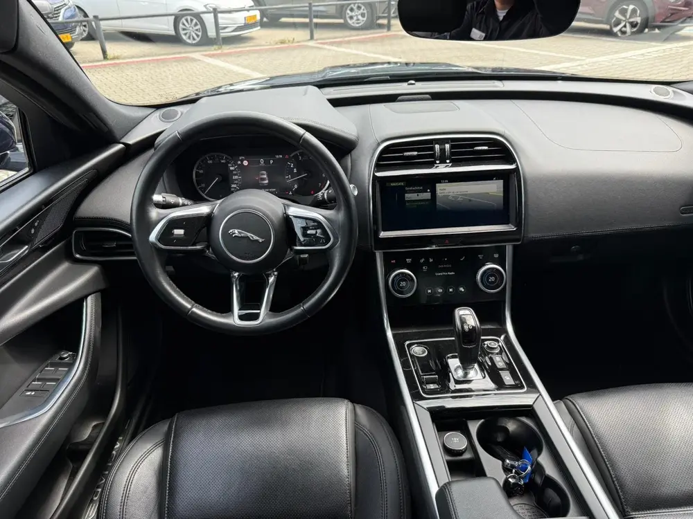 Jaguar XE 2.0 P250 S *Cruise Control & Navigatie* uit 2020, foto 3