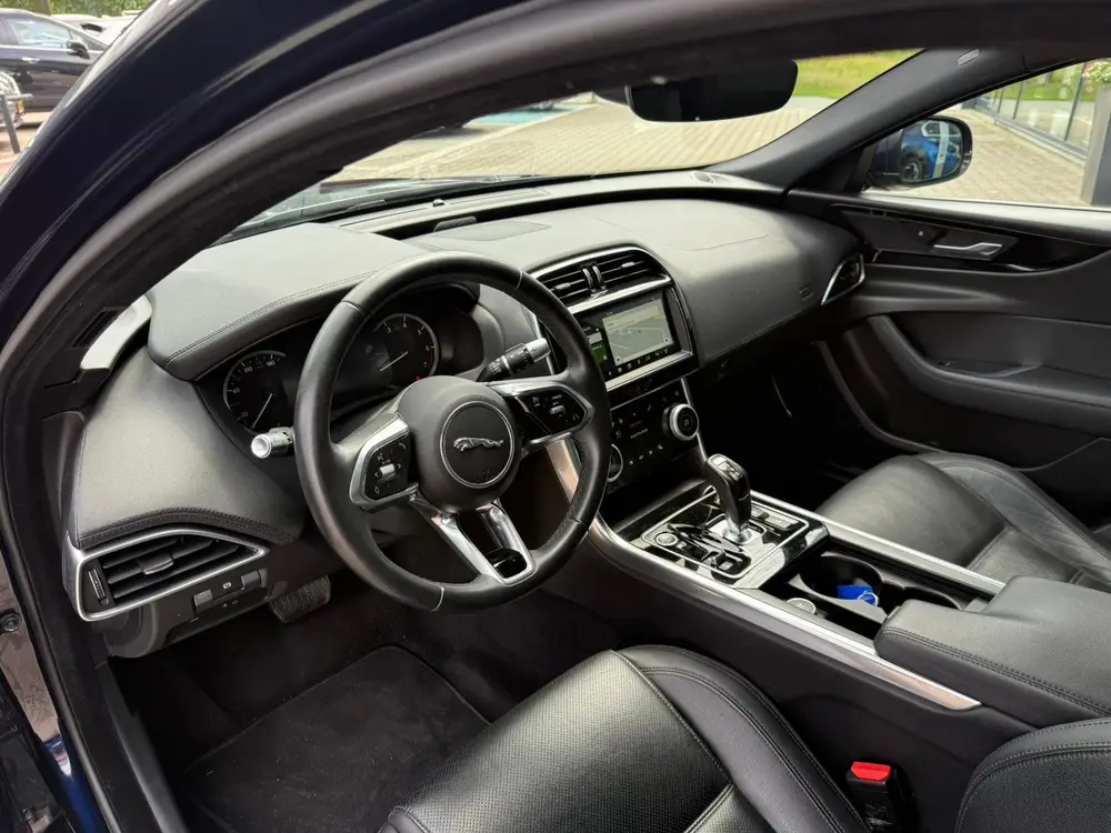 Jaguar XE 2.0 P250 S *Cruise Control & Navigatie* uit 2020, foto 8