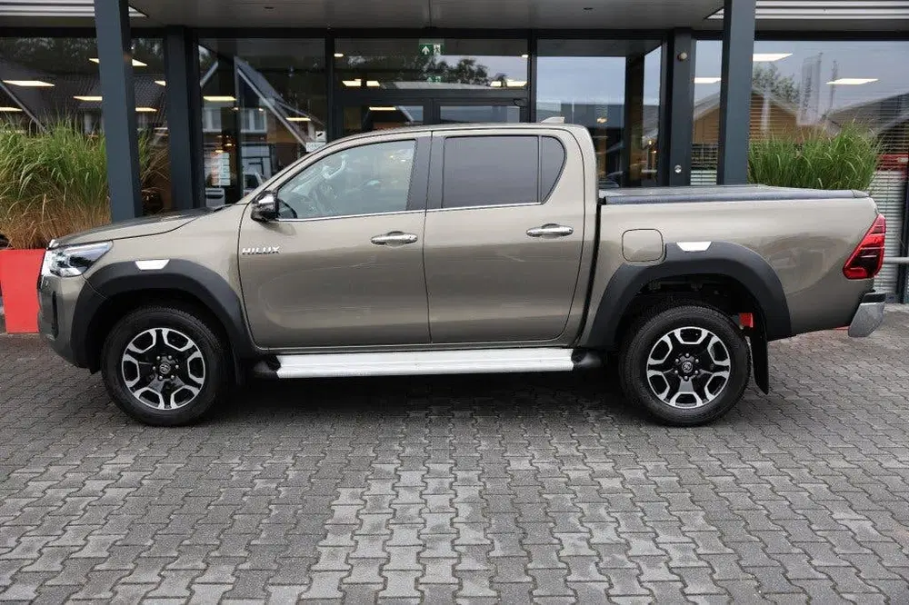 Toyota Hilux 2.8 D-4D DUBBEL CABIN EXECUTIVE A uit 2024, foto 2