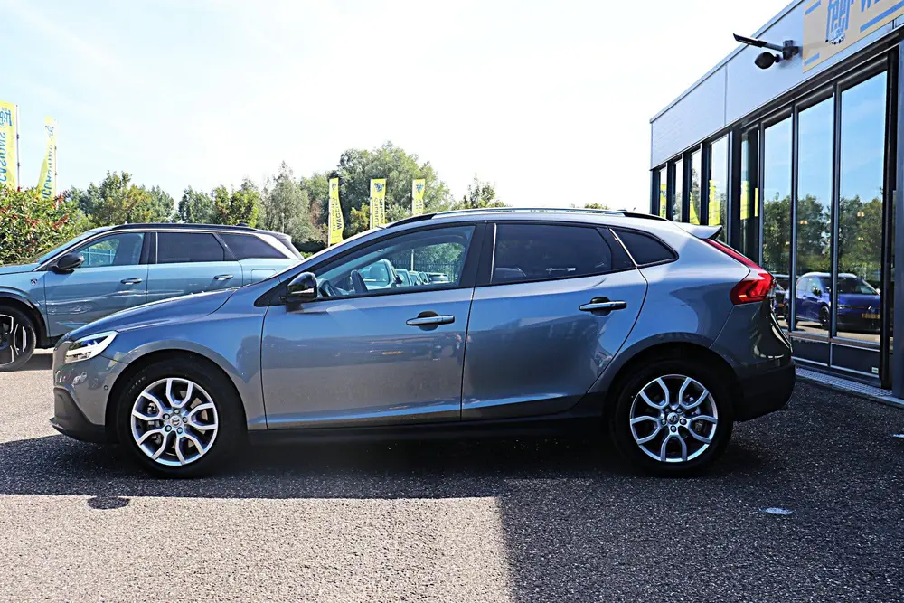 Volvo V40 Cross Country 1.5 T3 Polar+ Luxury (bj 2019) uit 2019, foto 2