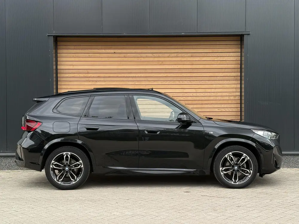 BMW X1 sDrive18i M-sport PANO uit 2022, foto 2