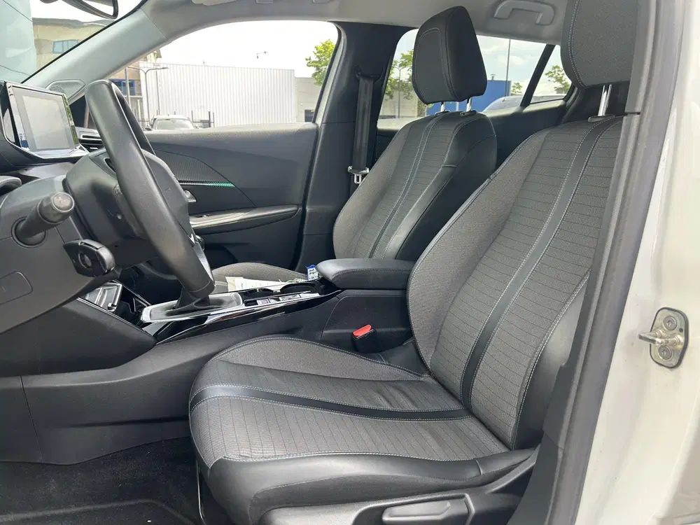 Peugeot 2008 1.2 PureTech Allure uit 2021, foto 19