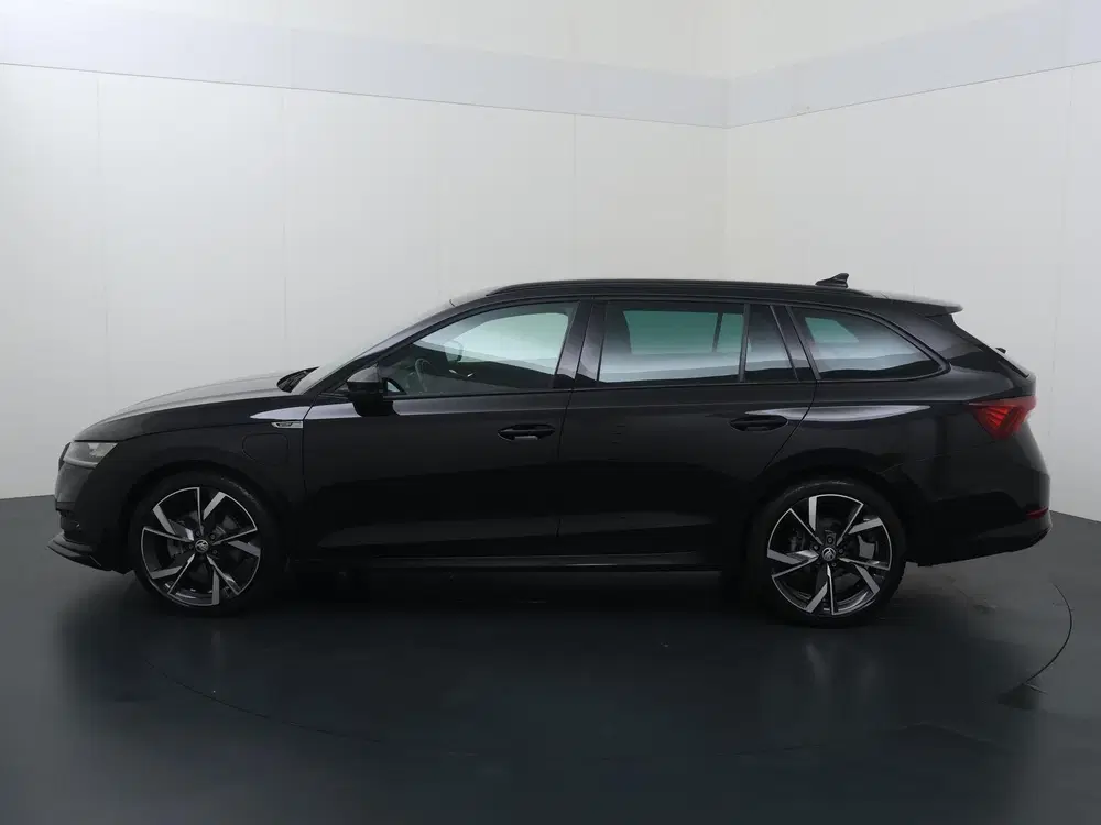 Skoda Octavia 1.4 TSI iV PHEV Sportline Business uit 2023, foto 2