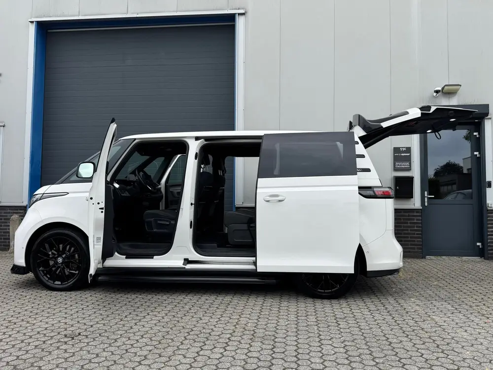 Volkswagen ID. Buzz 1st 77kWh | Red Accent pakket | IQ Light uit 2023, foto 11