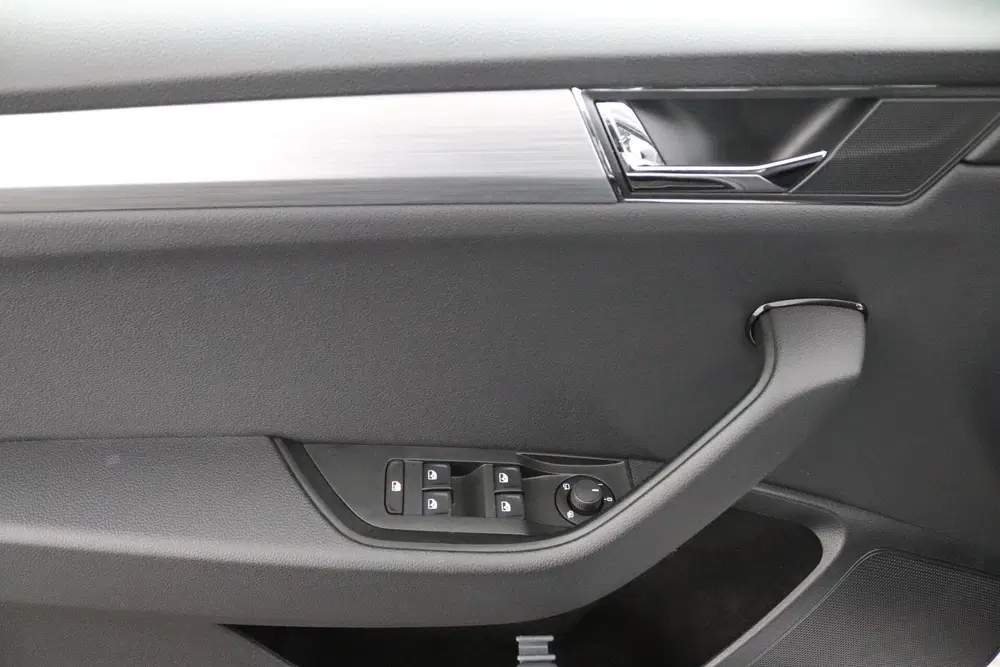 Skoda Superb 1.5 TSI Business Edition DSG uit 2024, foto 17