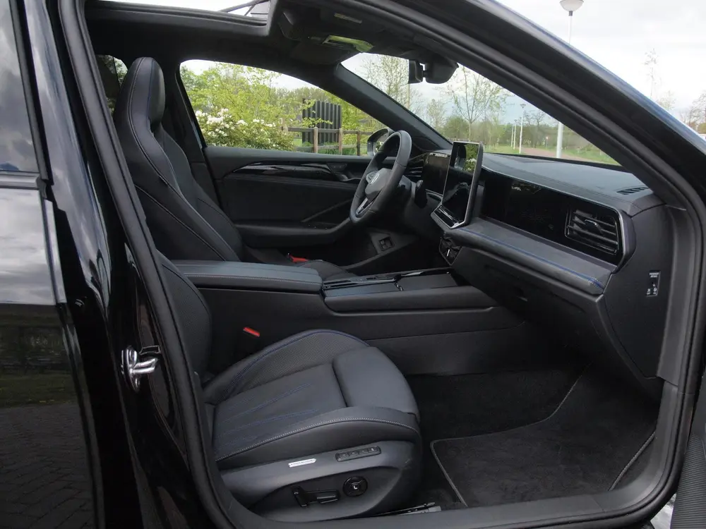 Volkswagen Passat Variant 1.5 eHybrid R-Line Edition | Panor uit 2024, foto 20