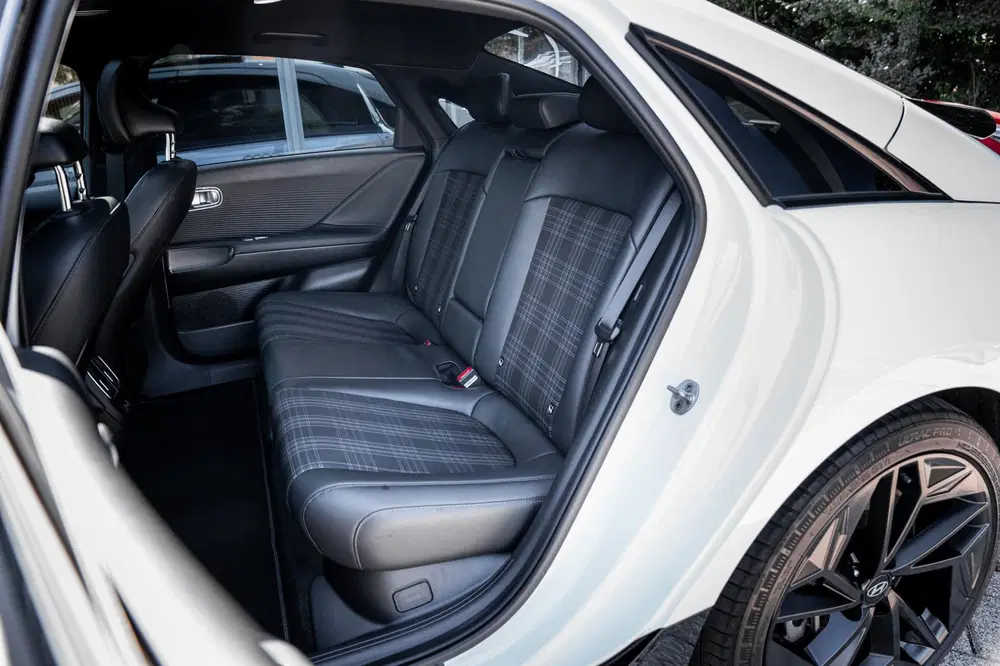 Hyundai IONIQ First Edition AWD 77.4 kWh uit 2023, foto 13