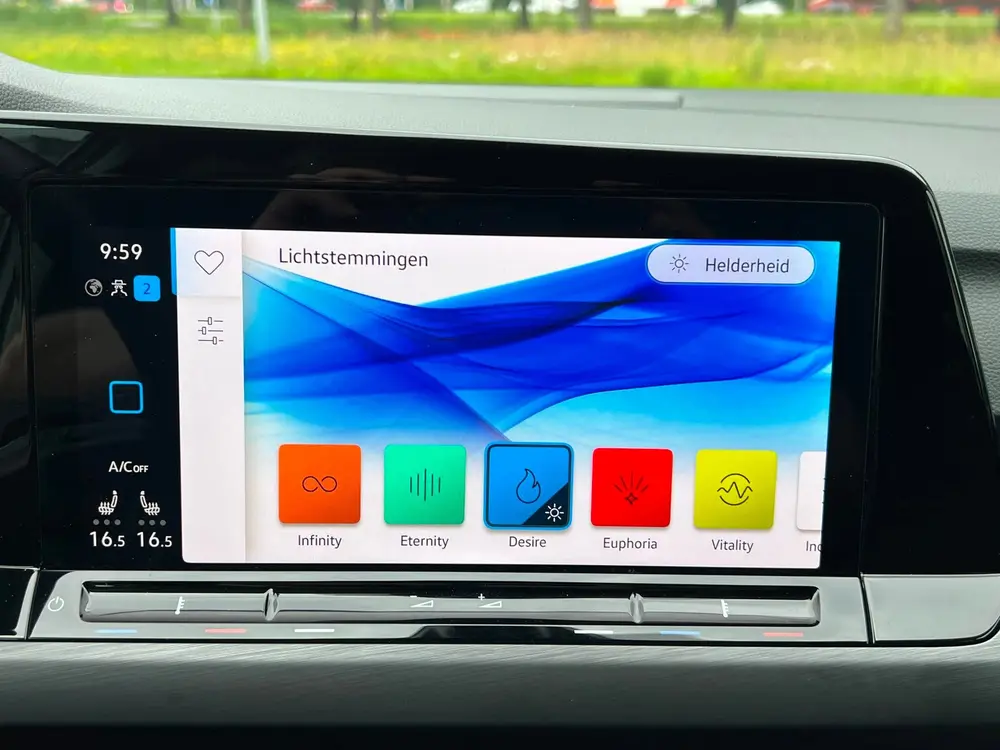 Volkswagen Golf 8 1.5 eTSI R-Line 7-DSG LED CARPLAYY uit 2022, foto 17