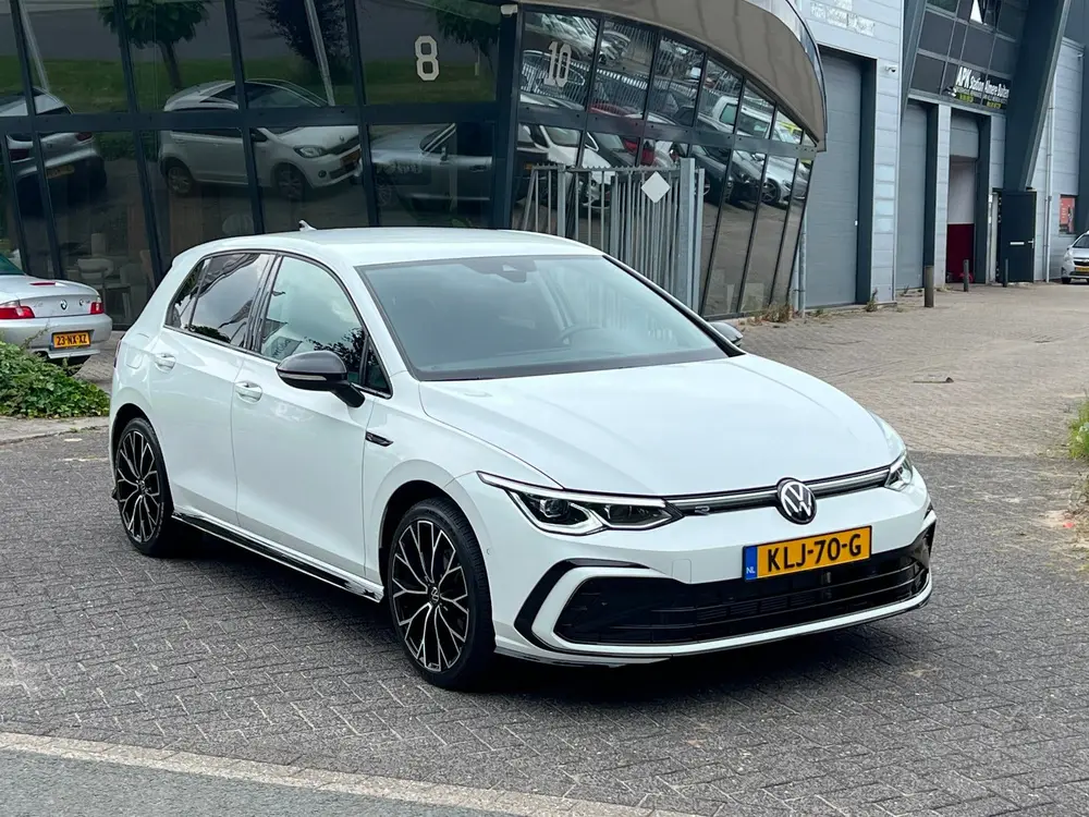 Volkswagen Golf 8 1.5 eTSI R-Line 7-DSG LED CARPLAYY uit 2022, foto 2