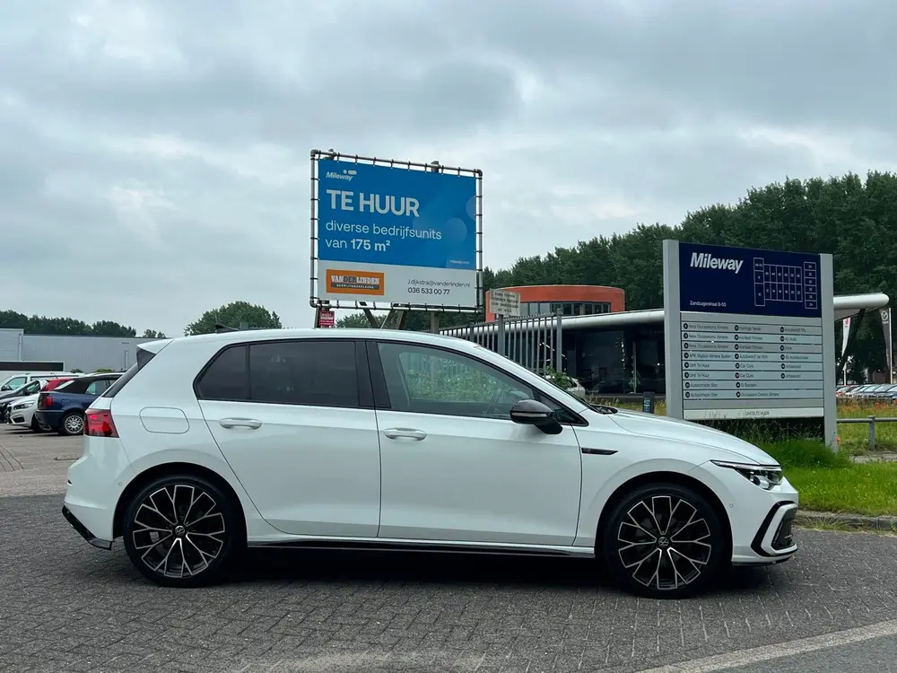 Volkswagen Golf 8 1.5 eTSI R-Line 7-DSG LED CARPLAYY uit 2022, foto 4