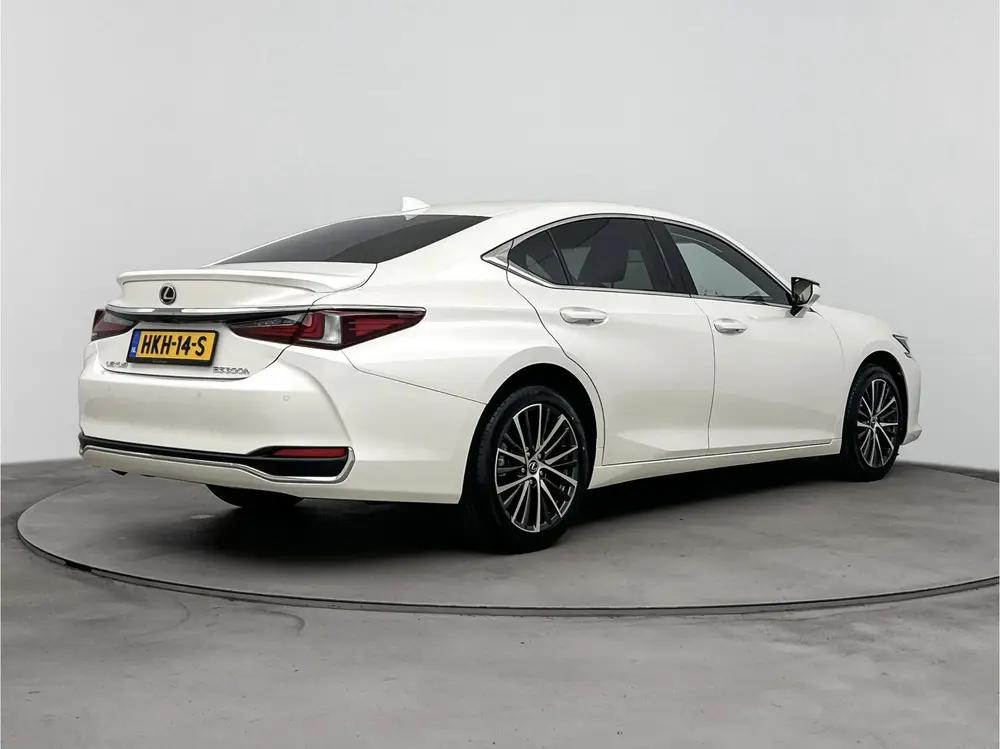 Lexus ES 300h Business Line uit 2024, foto 2