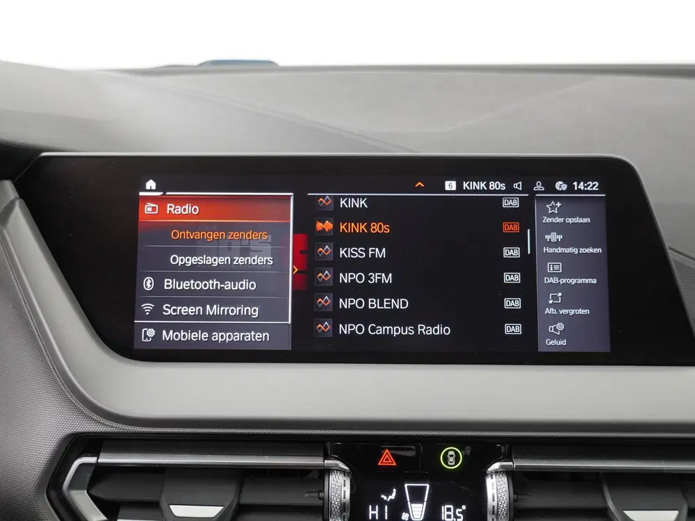 BMW 1-serie 118i Executive Edition uit 2021, foto 19