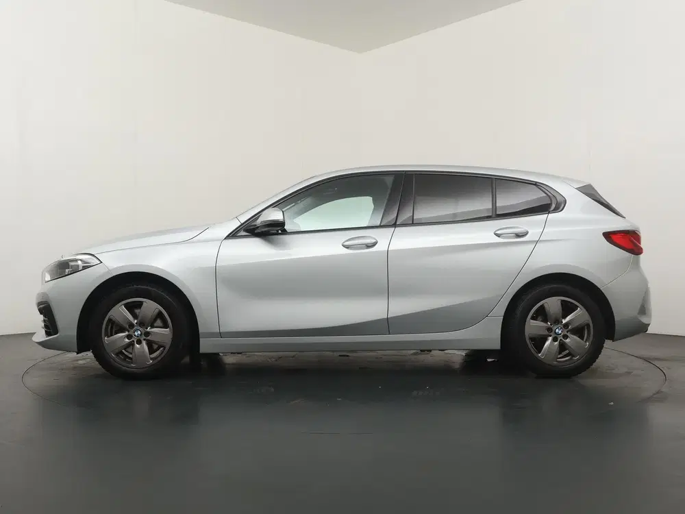 BMW 1-serie 118i Executive Edition uit 2021, foto 2