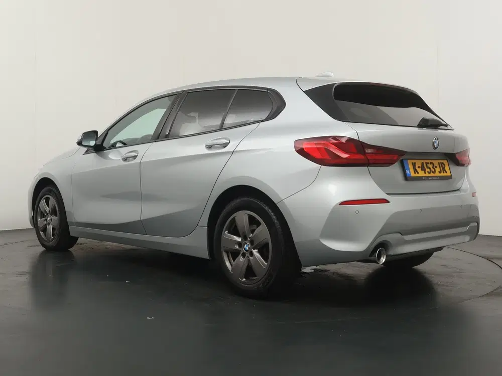 BMW 1-serie 118i Executive Edition uit 2021, foto 3