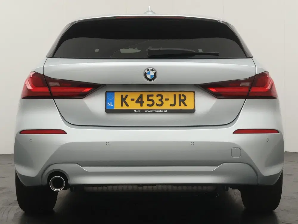 BMW 1-serie 118i Executive Edition uit 2021, foto 4