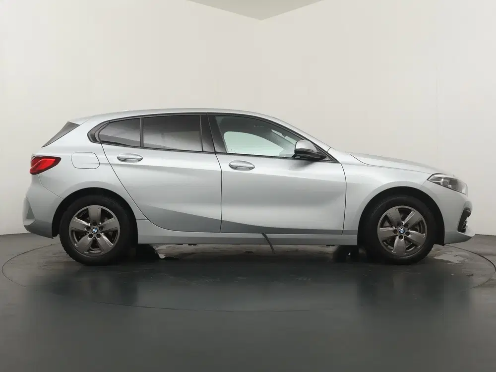 BMW 1-serie 118i Executive Edition uit 2021, foto 6