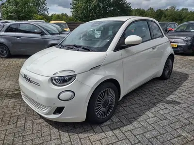 Fiat 500 E- 42KW-2023- Snelladen-Camera- Carplay-me uit 2023