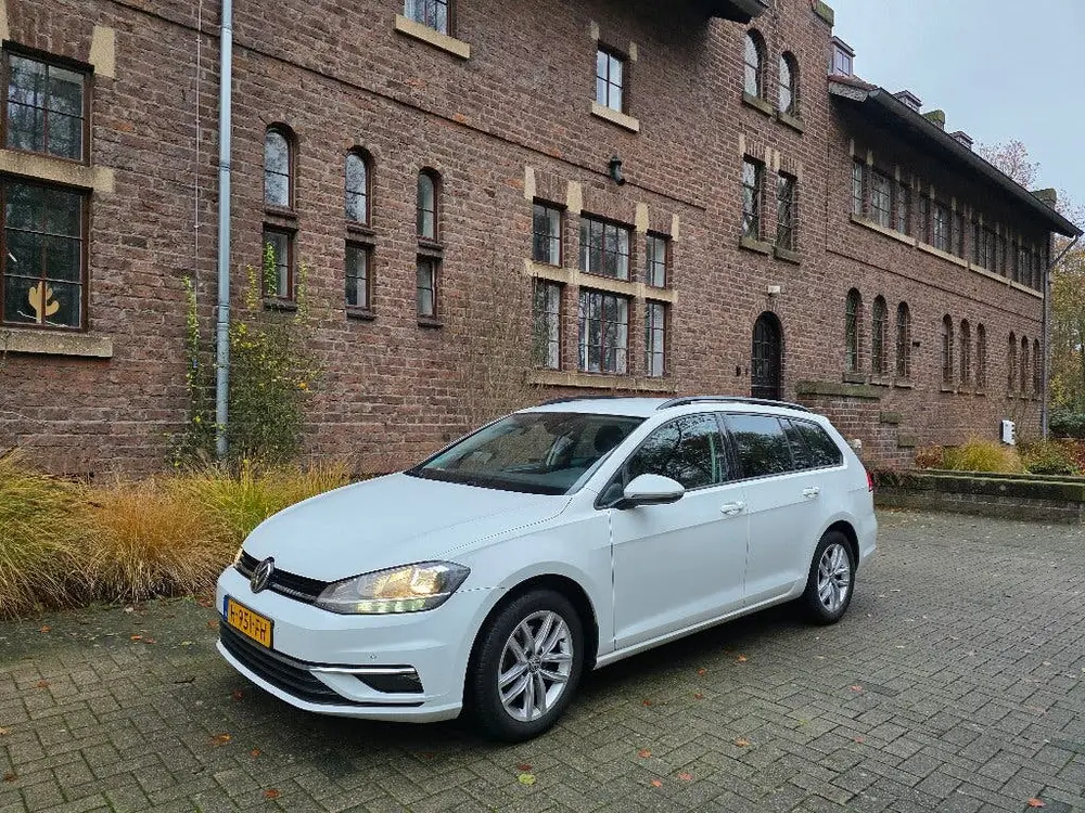 Volkswagen Golf Variant 1.0 TSI 115pk 7-DSG 2019 Wit uit 2019