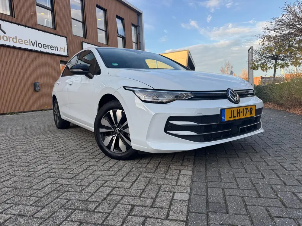 Volkswagen Golf 1.5 eTSI Life Edition GOAL uit 2025, foto 2