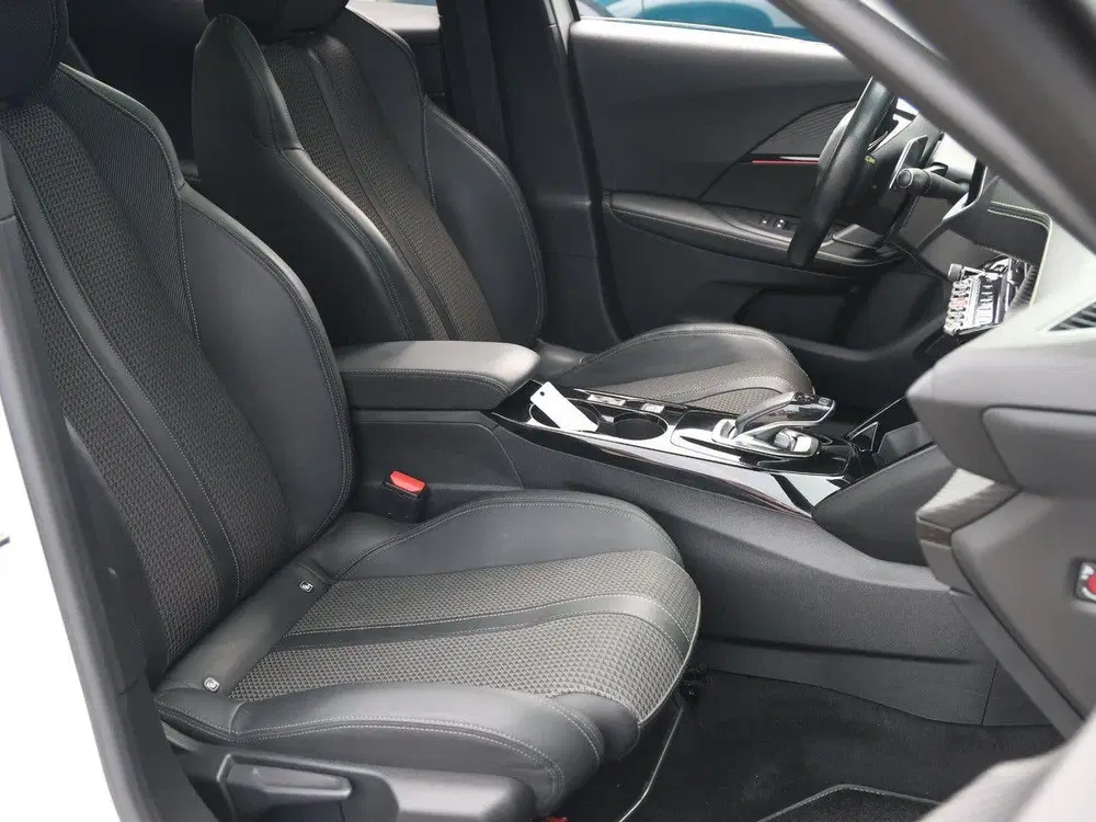 Peugeot 2008 1.2 130pk Automaat GT-Line Navigatie uit 2020, foto 10