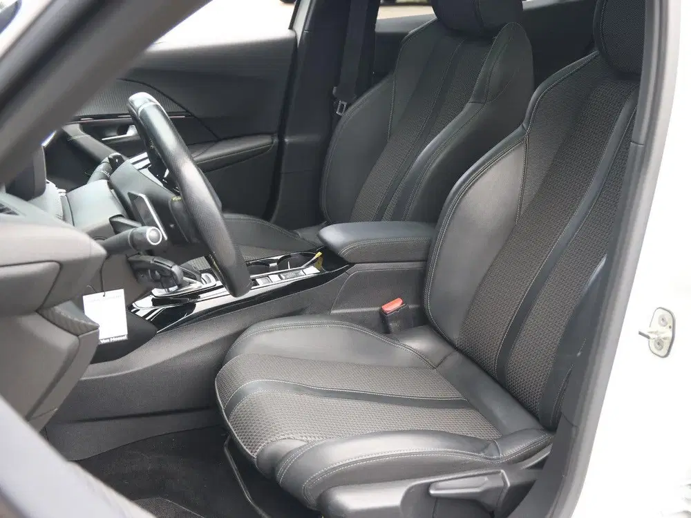 Peugeot 2008 1.2 130pk Automaat GT-Line Navigatie uit 2020, foto 13