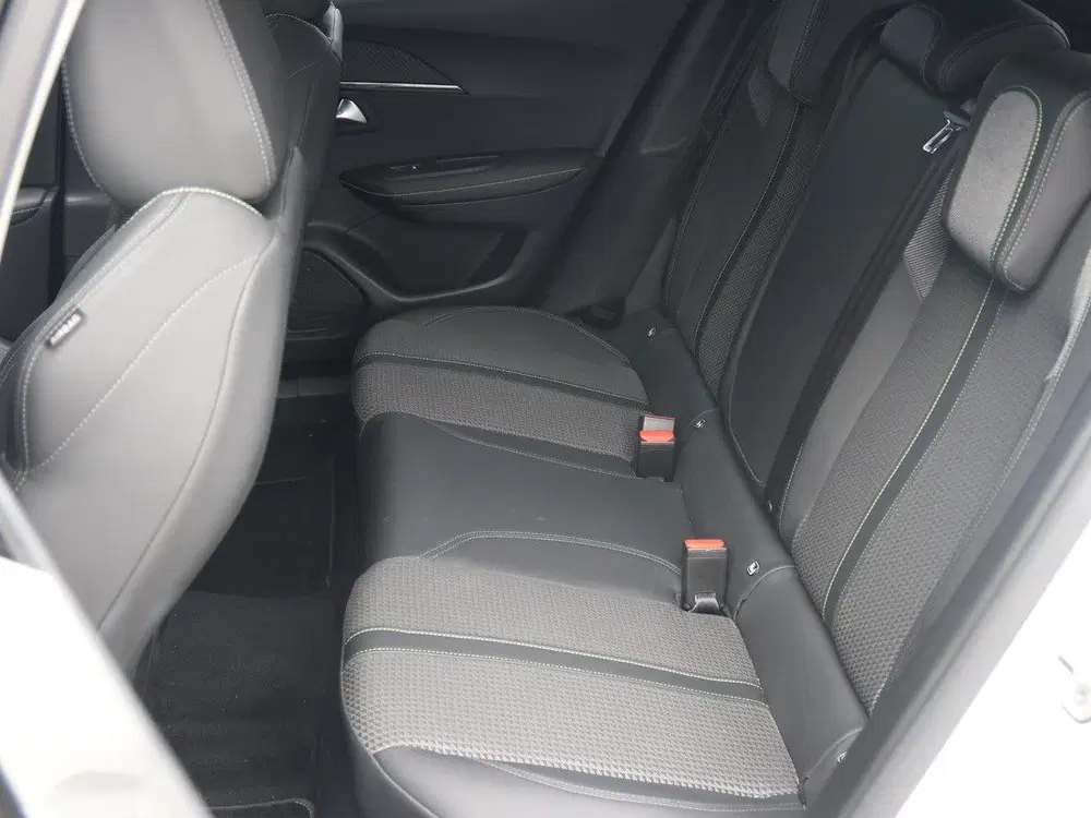 Peugeot 2008 1.2 130pk Automaat GT-Line Navigatie uit 2020, foto 17