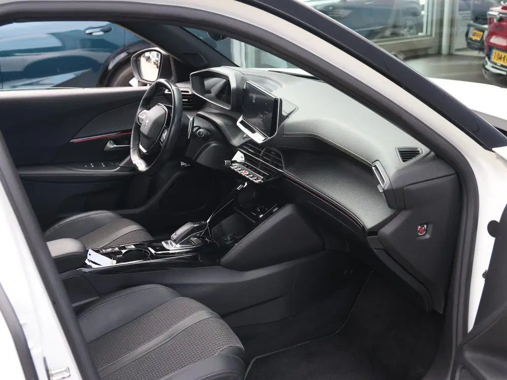 Peugeot 2008 1.2 130pk Automaat GT-Line Navigatie uit 2020, foto 9