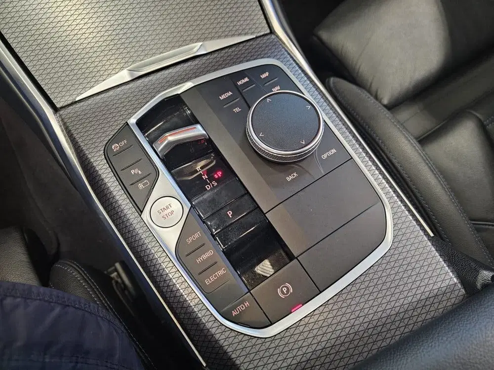 BMW 3-serie 3 Serie Touring 330e uit 2023, foto 10