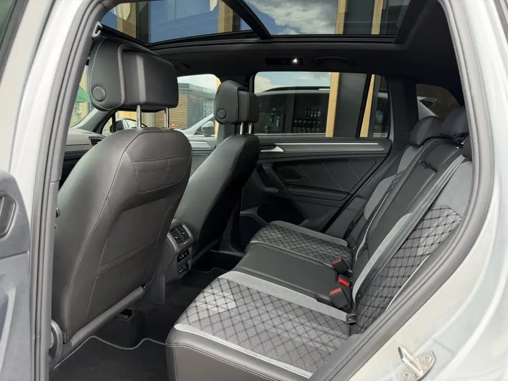 Volkswagen Tiguan 1.5 TSI R-Line | blackstyle | panorama-dak uit 2023, foto 6