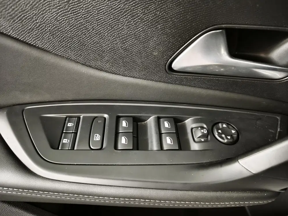 Peugeot 308 1.2 Hybrid 145 e-DCS6 Allure uit 2025, foto 19