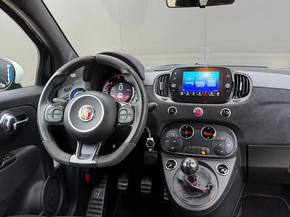 Abarth 695 uit 2021, foto 7