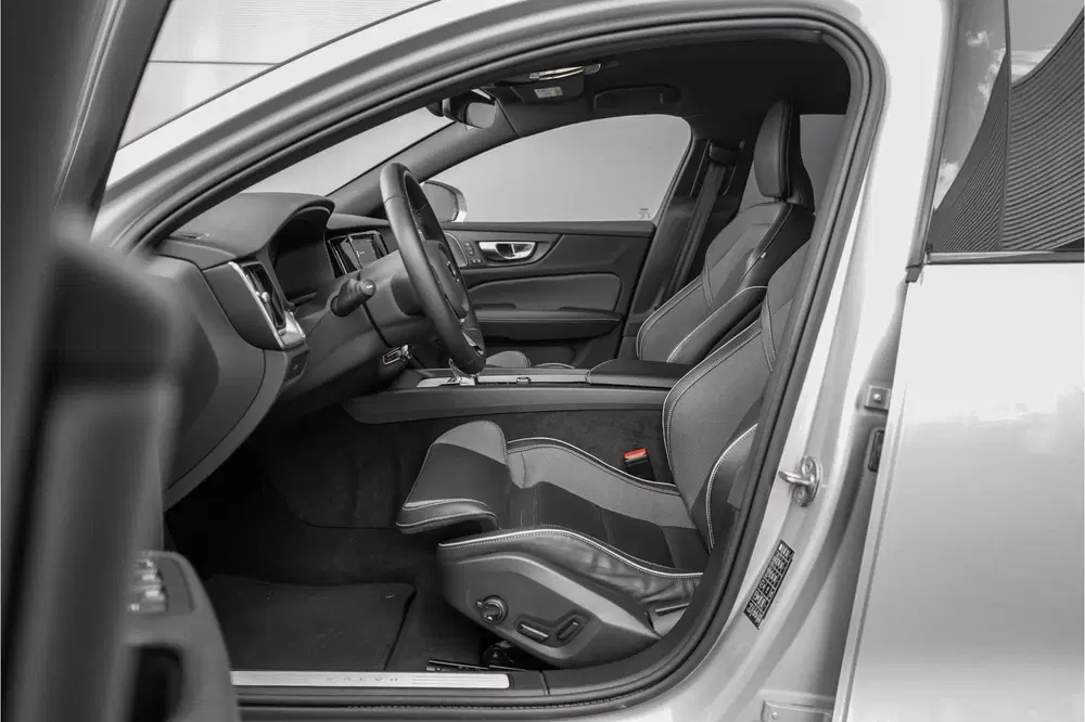 Volvo V60 Cross Country 2.0 B5 AWD Plus Camera Stuur & Stoel uit 2023, foto 4