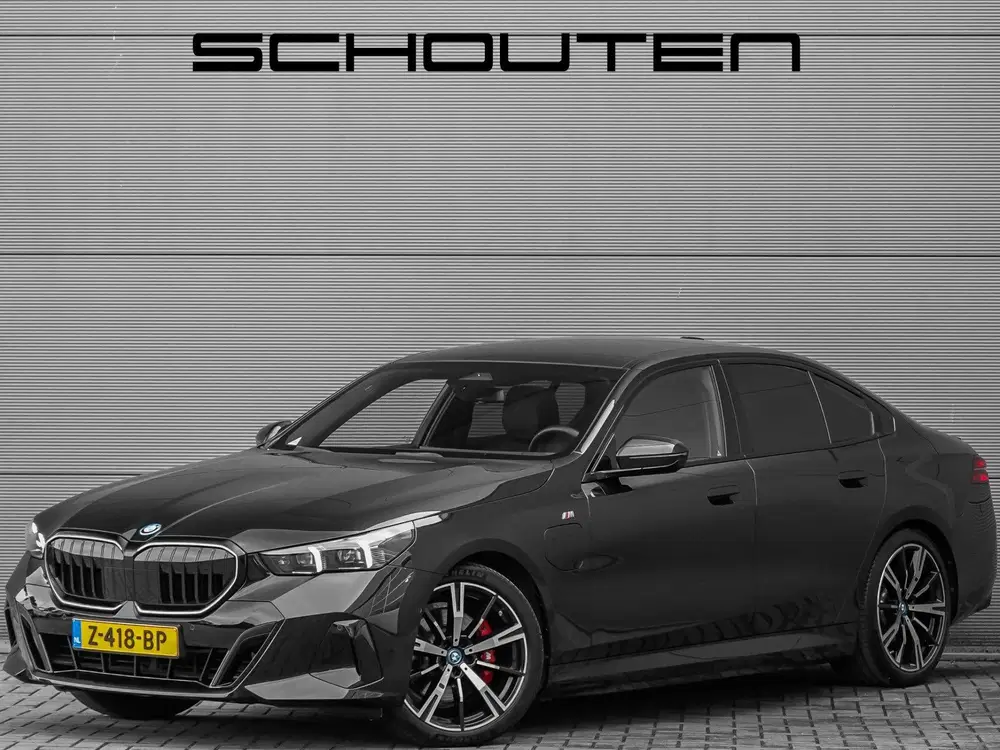 BMW 5-serie 5 Serie 530e M-Sport Pro Pano Iconic Glow uit 2024
