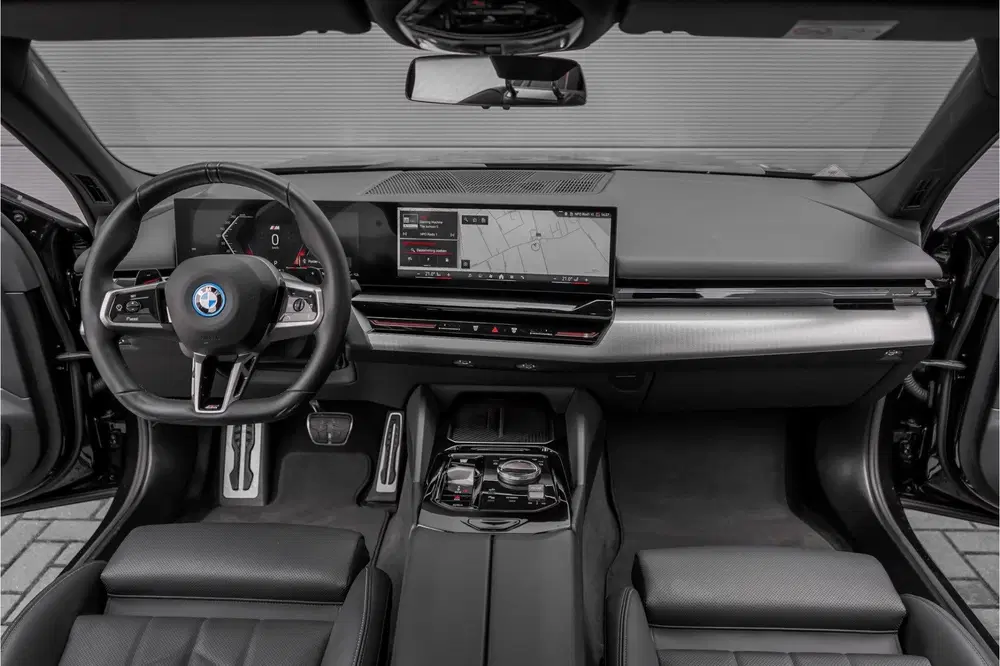 BMW 5-serie 5 Serie 530e M-Sport Pro Pano Iconic Glow uit 2024, foto 2