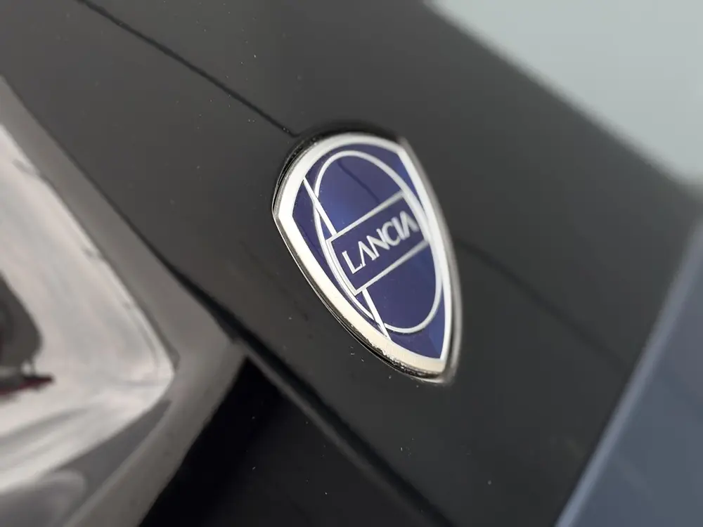Lancia Ypsilon Edizione Limitata Cassina Navigatie | Apple c uit 2024, foto 10