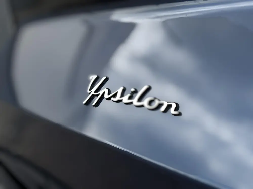 Lancia Ypsilon Edizione Limitata Cassina Navigatie | Apple c uit 2024, foto 12