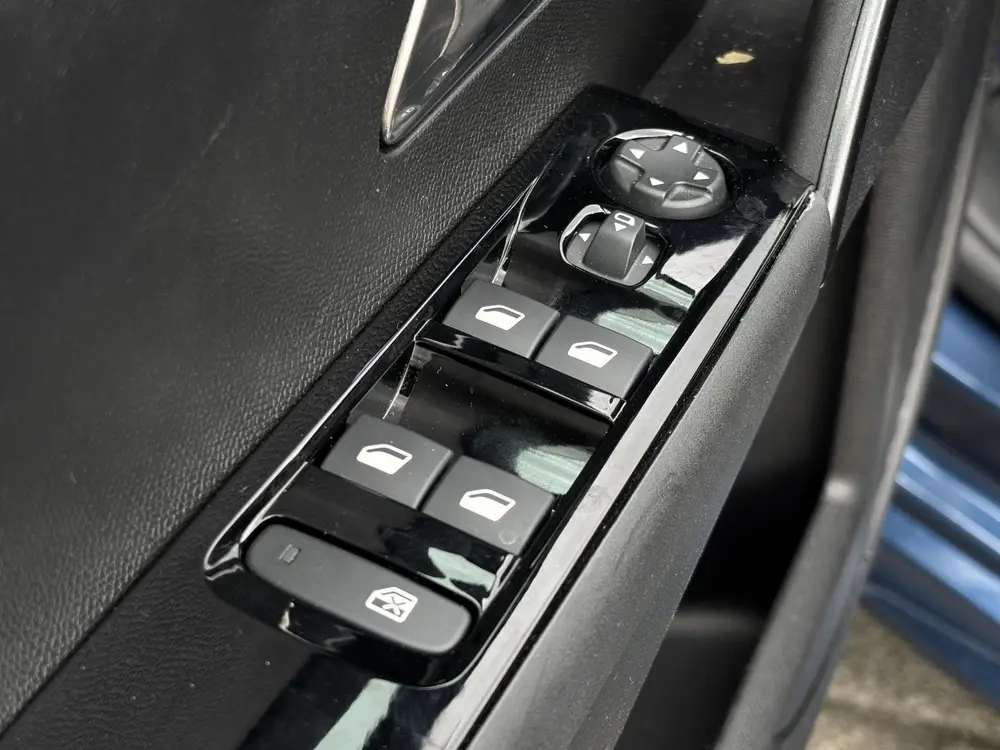 Lancia Ypsilon Edizione Limitata Cassina Navigatie | Apple c uit 2024, foto 20